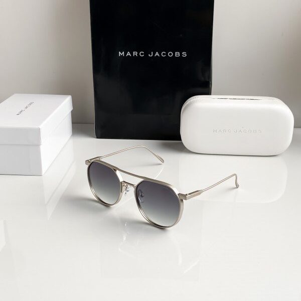 Marc Jacobs Green shade 5052