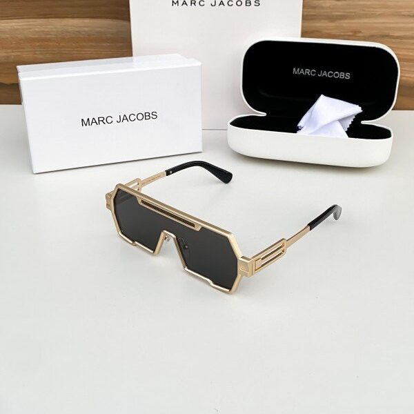 Marc Jacobs gold 18